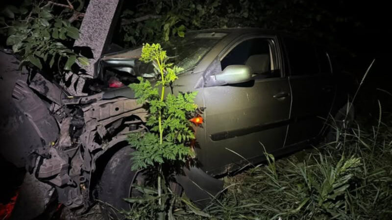 Вї'хав у стовп та травмувався водій Renault у Кропивницькому