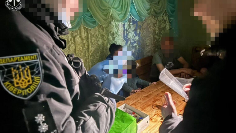 Виманювали гроші у родин безвісти зниклих військових: на Кіровоградщині вигрили шахрайську групу