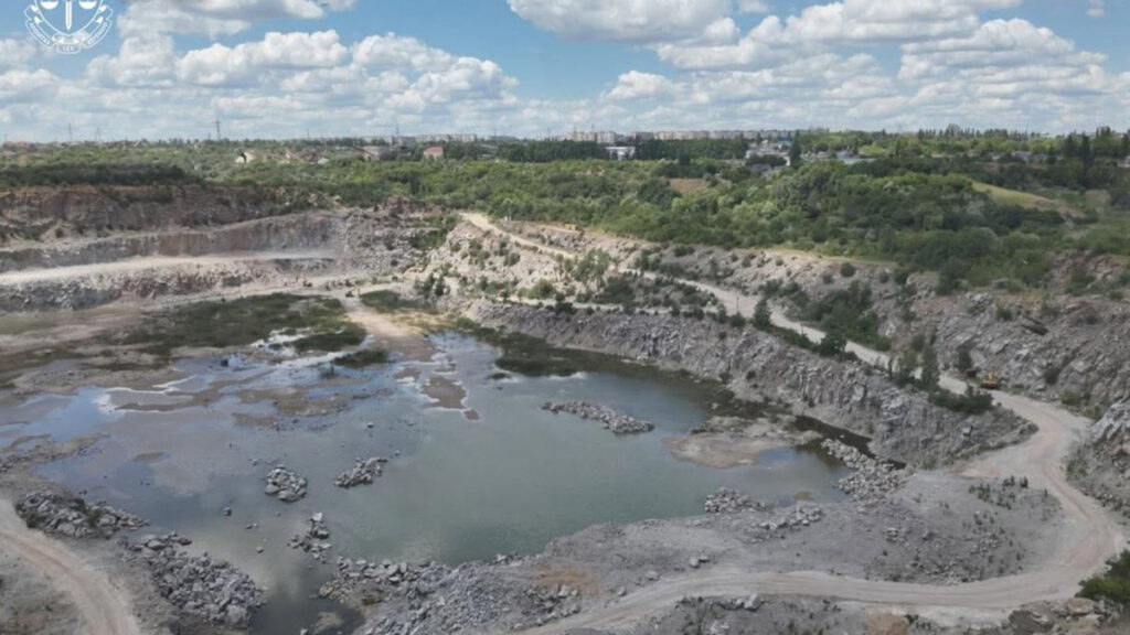 У незаконному видобутку граніту поблизу Кропивницького підозрюють керуючого підприємством