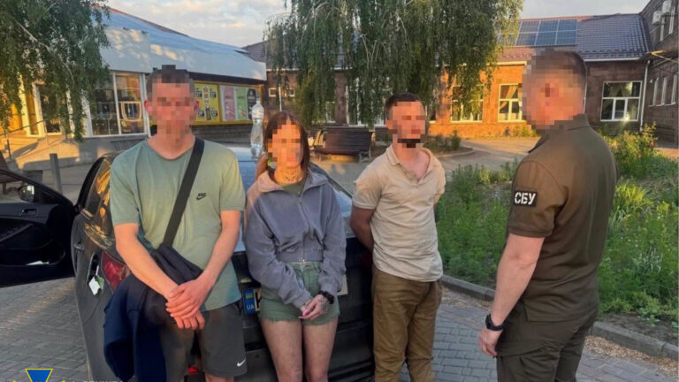 В Олександрійській громаді затримали трьох агентів, які підпалювали військові пікапи