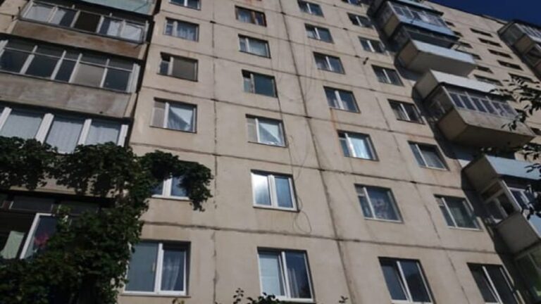 У Кропивницькому жінка вистрибнула з вікна п'ятого поверху та загинула