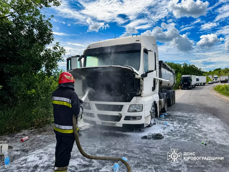 На об'їзній дорозі біля Кропивницького загорілася вантажівка
