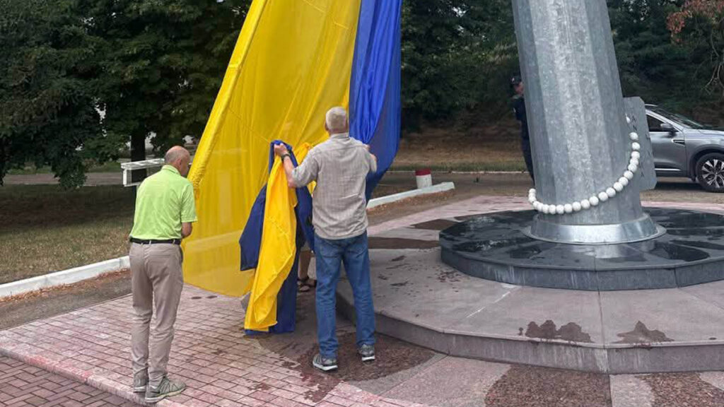 Ремонтували флагшток найбільшого прапору України у Кропивницькому