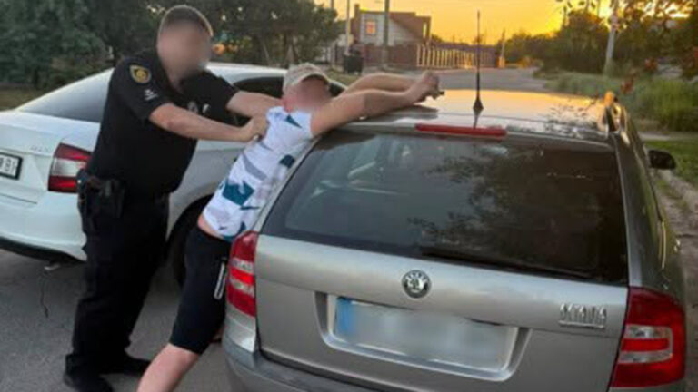 У Кропивницькому чоловік викрав припарковану біля магазину автівку