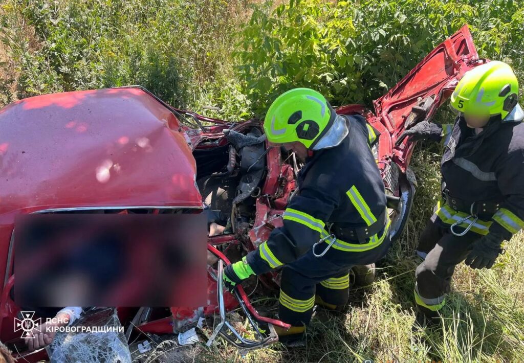 У Кропивницькому районі чоловіка затисло в автівці внаслідок ДТП
