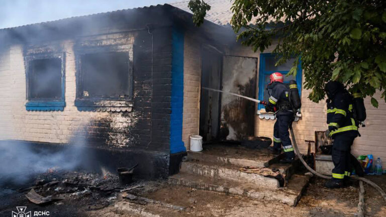 Травмувалися двоє чоловіків на пожежі у Камʼянецькій громаді