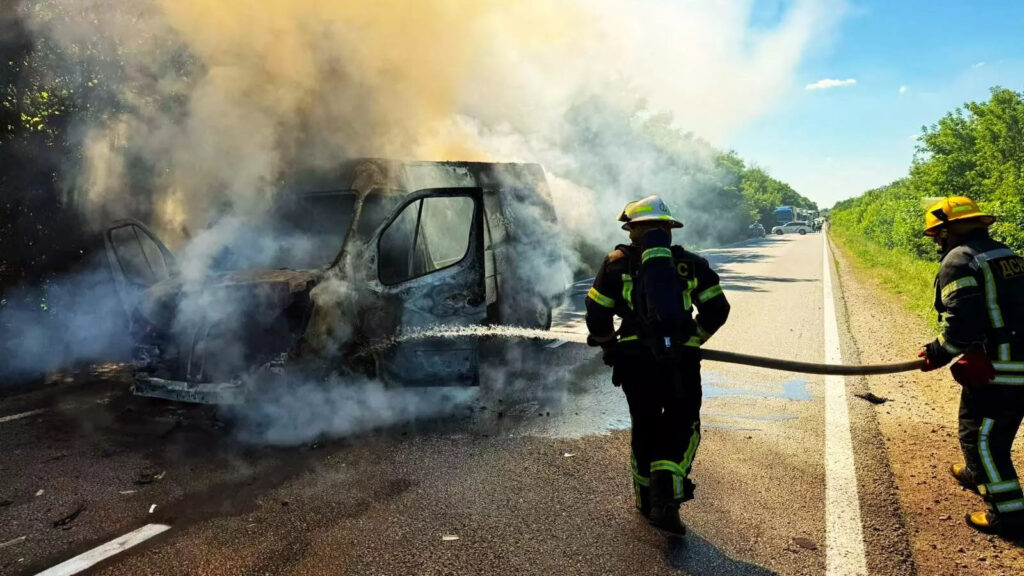 В Олександрійському районі на трасі загорілася автівка Renault