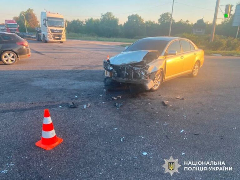 У Кропивницькому районі внаслідок зіткнення двох автівок тяжко травмувався водій.