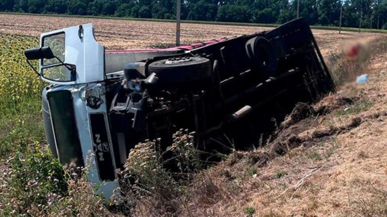 Дві автівки вилетіли у кювет через ДТП у Новоукраїнському районі