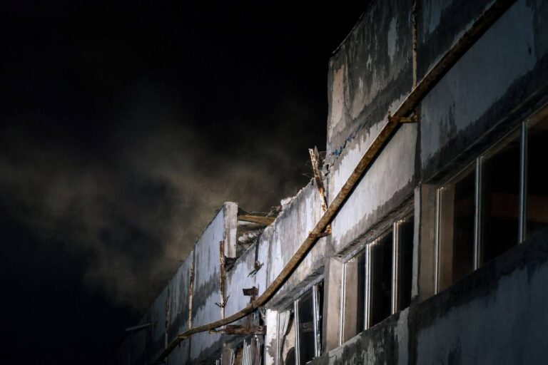 У Кропивницькому через влучання дрону у 9-поверхівку травмувалося двоє людей