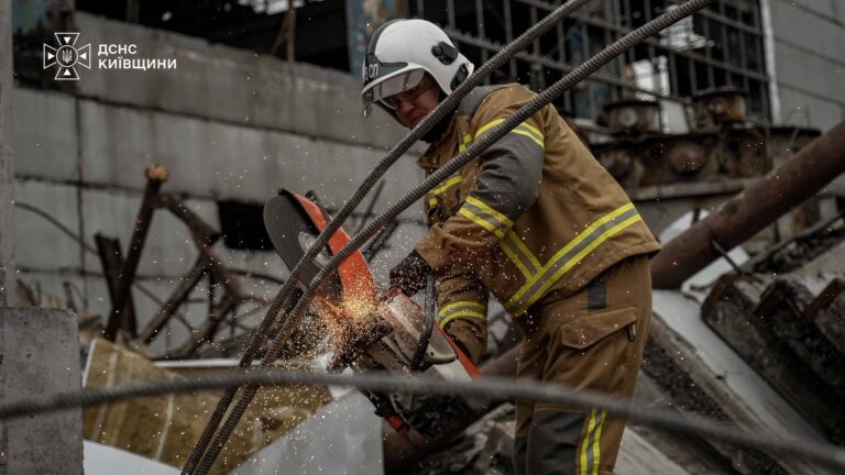 До ліквідації наслідків атак у Києві долучили рятувальників з Кіровоградщини